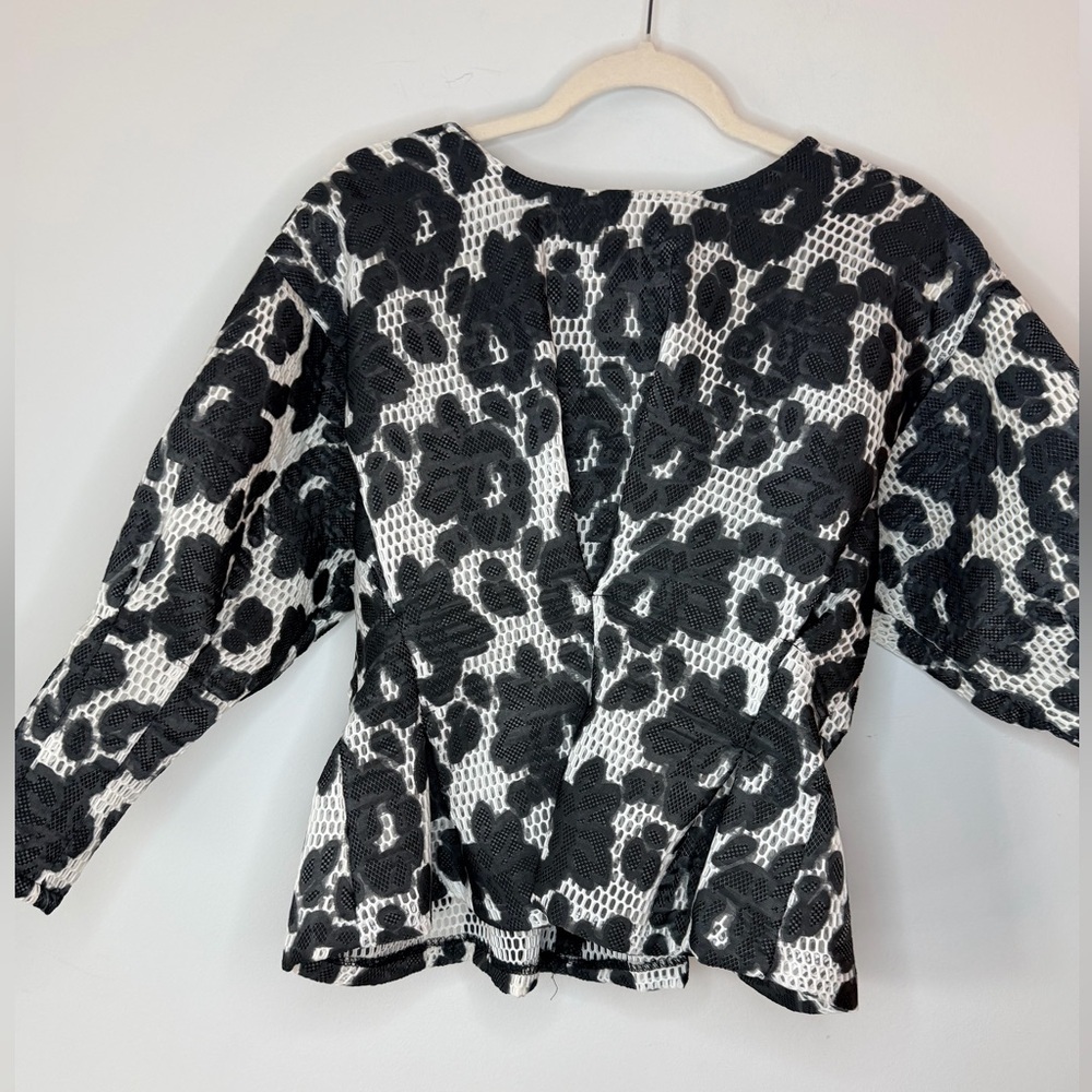 Go-ing Korean Made Structured Black & White Top – Ruched Waist – Size M - Picture 4 of 16